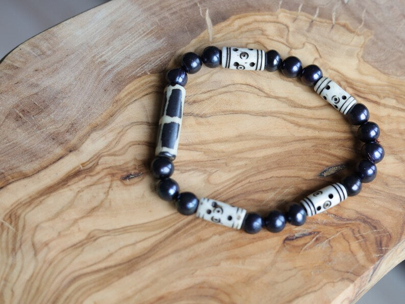 Tahitian Black Pearl Round Beads with Cream Tribal Tube Bone Beads. Bone gemstone jewelry. Haḍīāṁ Jewel winter Collection