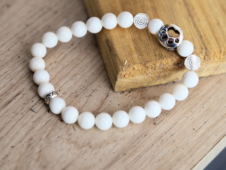 Pure white stone Tridacna bracelet with 925 Sterling Silver Pet Bead. With Sterling Silver Stardust Round Beads. Powerbeads to enhance
