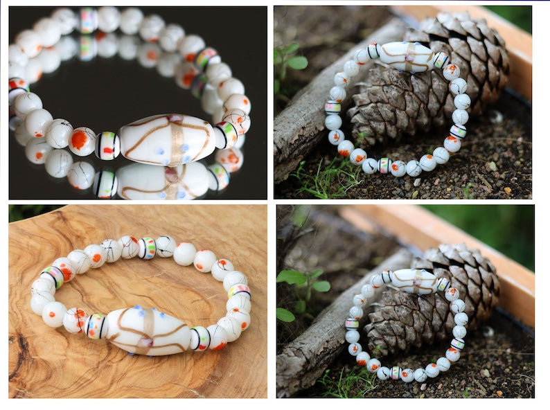 Bead Painted Thread Mandarin 8mm bracelet with beautiful large white glass beads with a pattern in pink and/or light blue. They are about 28mm. Combined with 5 glass spacer beads. Total weight 19 gr.