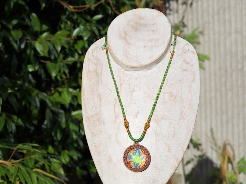 Marijuana Green/ mixed Round Glass Cabochon Flatback in Wood Cabochon. Eye is 3mm. Shape: round dom