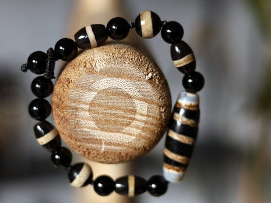 Unique Natural Stone Bracelet/Tibetan Dzi Bead Charm Bracelets. Tibetan Buddhist jewelry have both religious and spiritual essence.