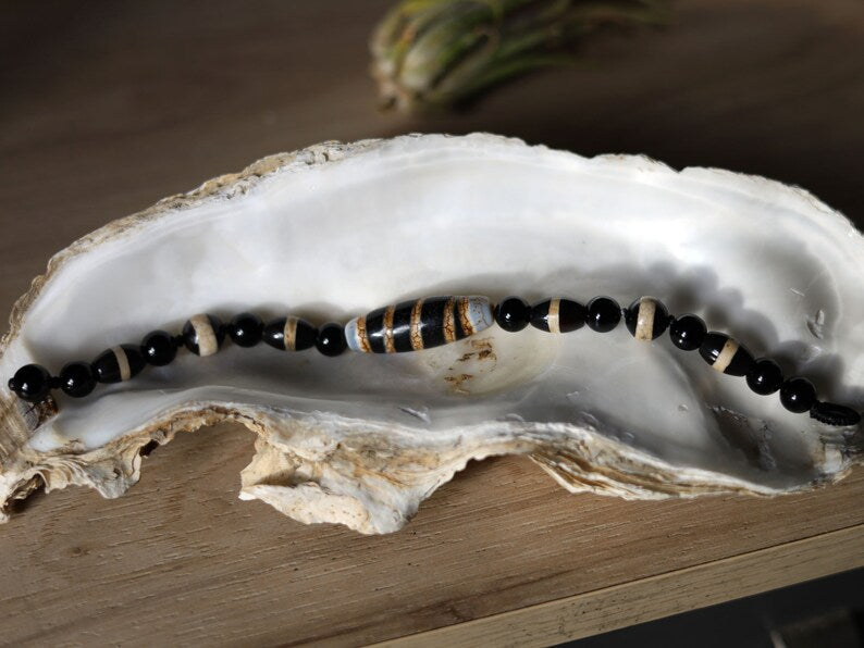 Unique Natural Stone Bracelet/Tibetan Dzi Bead Charm Bracelets. Tibetan Buddhist jewelry have both religious and spiritual essence.