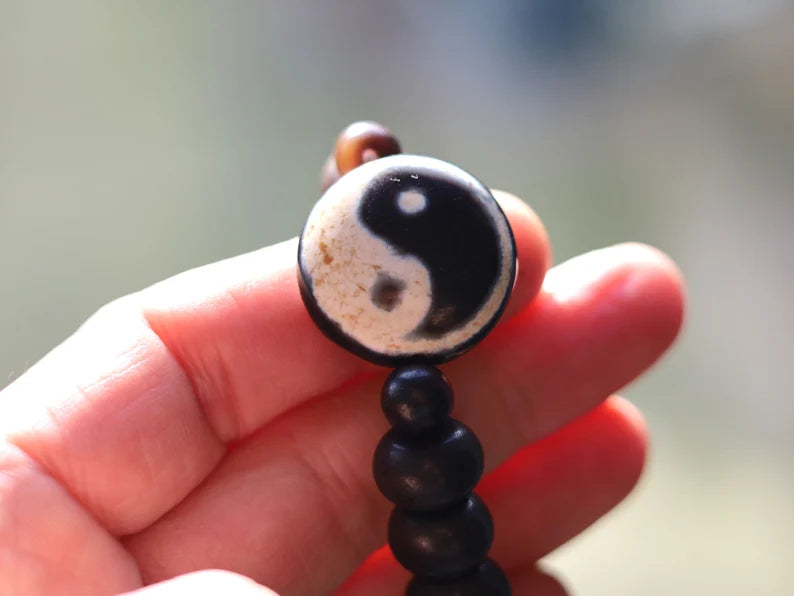 Tibetan bracelet in black and white dzi pearl. Dare to standout, dare to be different with a unique style.