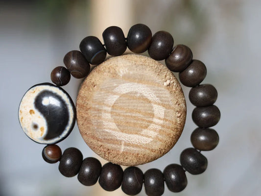 Tibetan bracelet in black and white dzi pearl. Dare to standout, dare to be different with a unique style.