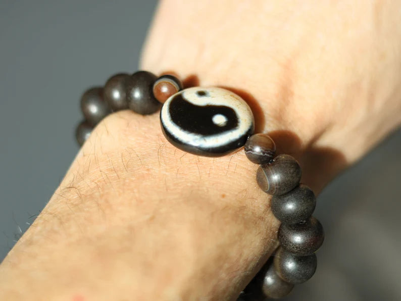 Tibetan bracelet in black and white dzi pearl. Dare to standout, dare to be different with a unique style.