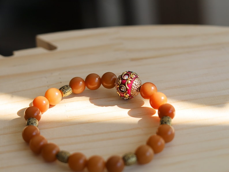 Viśēśa Jewel Collection - Great Weathered Bodhi Round Beads bracelet with a  beautiful  Handmade Grade A Rhinestone Indonesia Bead.
