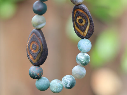 Awful dZi  Indian Agate Two-eye dZi bead bracelet 10mm. With a beautiful Wajakaa ECO jewelry box. Consist of FSC®-certified cardboard