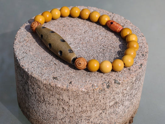 Pure Mookaite Jasper. Slows Aging, Protective & Encourages Adventure. Combined with A beautiful large Horn bead.