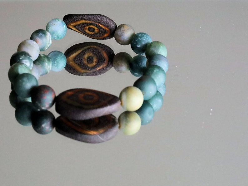 Awful dZi  Indian Agate Two-eye dZi bead bracelet 10mm. With a beautiful Wajakaa ECO jewelry box. Consist of FSC®-certified cardboard