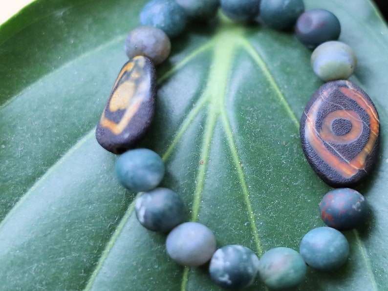 Awful dZi  Indian Agate Two-eye dZi bead bracelet 10mm. With a beautiful Wajakaa ECO jewelry box. Consist of FSC®-certified cardboard