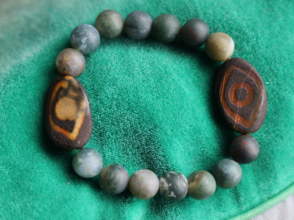 Awful dZi  Indian Agate Two-eye dZi bead bracelet 10mm. With a beautiful Wajakaa ECO jewelry box. Consist of FSC®-certified cardboard