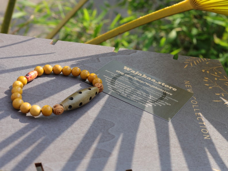 Pure Mookaite Jasper. Slows Aging, Protective & Encourages Adventure. Combined with A beautiful large Horn bead.
