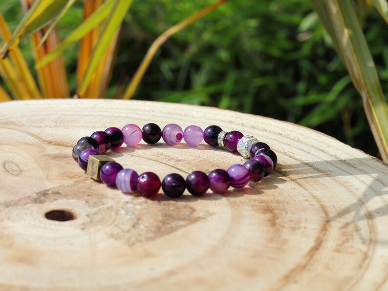Graceful Purple Agate bracelet with Handmade Indonesia Bead combined with Wajakaa © Logo bead. Enhance yin and yang harmony.