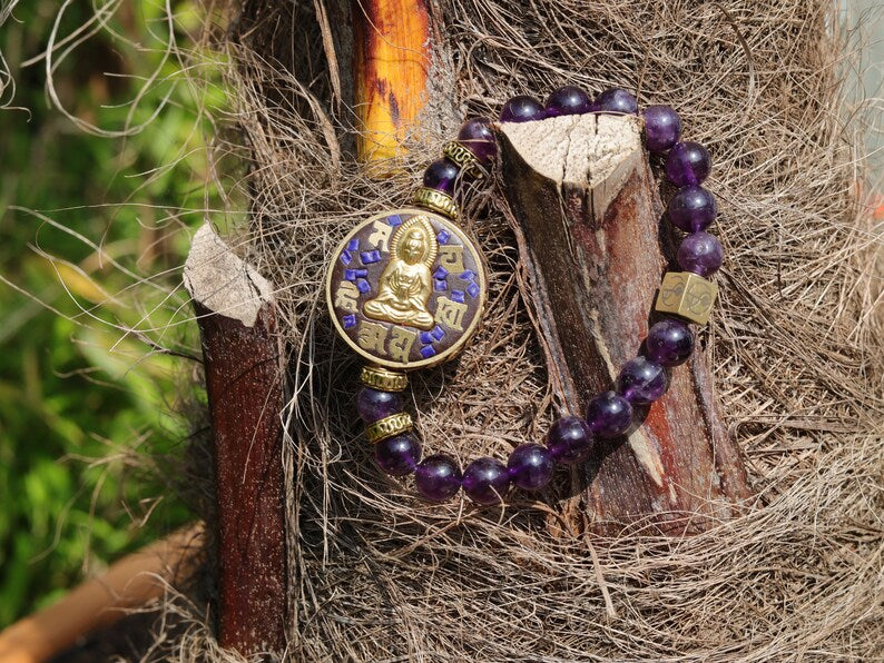 Inventive Natural Amethysts Crystal and amazing Guanyin bead combined with Wajakaa © Logo bead. It calms and stimulates the mind