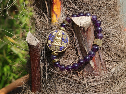 Inventive Natural Amethysts Crystal and amazing Guanyin bead combined with Wajakaa © Logo bead. It calms and stimulates the mind