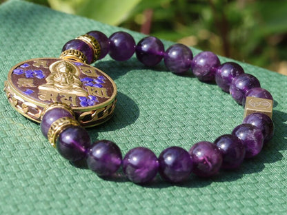 Inventive Natural Amethysts Crystal and amazing Guanyin bead combined with Wajakaa © Logo bead. It calms and stimulates the mind
