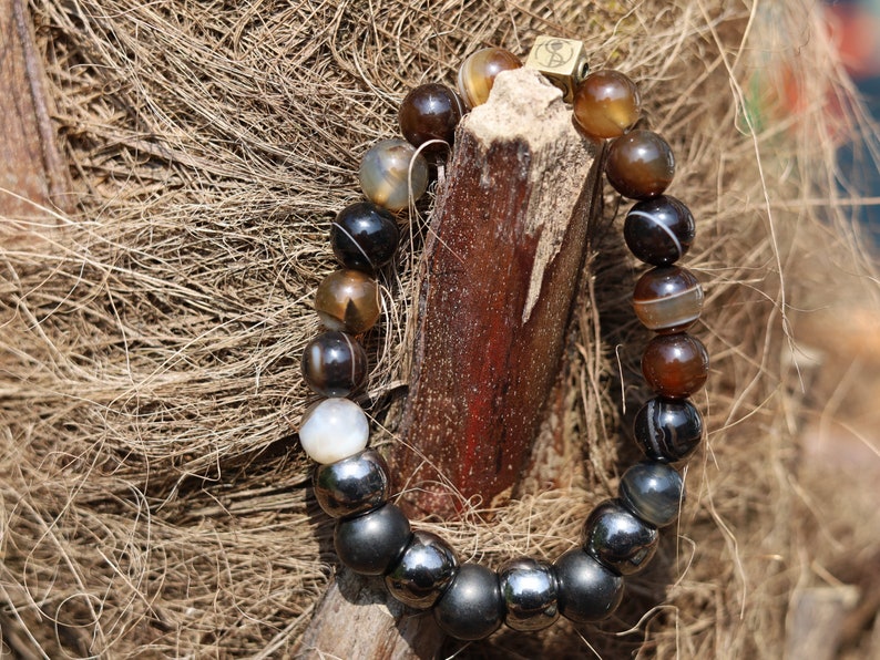 FIT Nature Brown Striped Agate Beads and STRONG Shungite combined with a Wajakaa © Logo bead. keep your energy with yourself