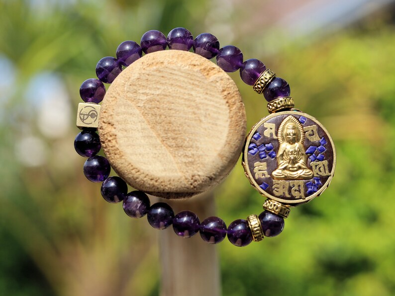 Inventive Natural Amethysts Crystal and amazing Guanyin bead combined with Wajakaa © Logo bead. It calms and stimulates the mind