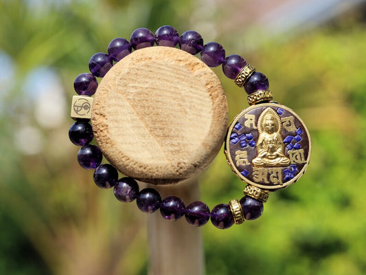Inventive Natural Amethysts Crystal and amazing Guanyin bead combined with Wajakaa © Logo bead. It calms and stimulates the mind