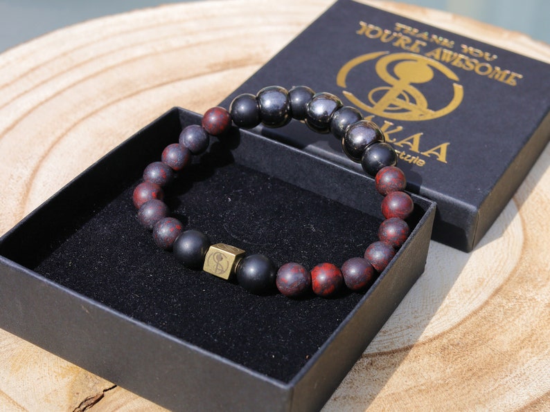 Drop dead Natural Bloodstone Beads bracelet versus Shungite beads and combined with a Wajakaa © Logo be