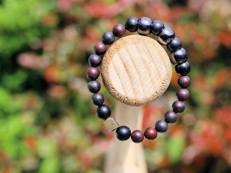 Drop dead Natural Bloodstone Beads bracelet versus Shungite beads and combined with a Wajakaa © Logo be