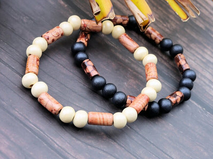 Wooden collection - 2x BRACELETS Sandalwood black / crème Beads combinjed with multicolored Geometric wooden beads.