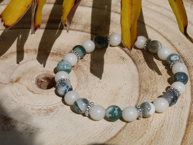 Seductive  White Bodhi Apple Bead bracelet combined with agate and tourmaline 8mm Multicolour green-off white.