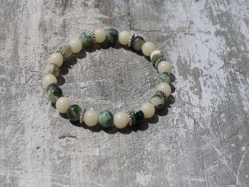 Seductive  White Bodhi Apple Bead bracelet combined with agate and tourmaline 8mm Multicolour green-off white.