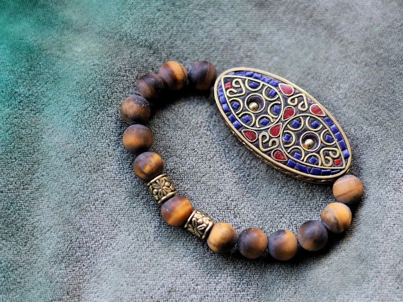 Nifty matte Tiger eye bracelet combined with a Handmade big truly inspiring Indonesia Bead.