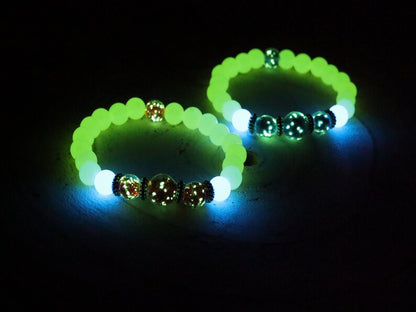 Glow in the dark - 2x bracelets glow in the dark green/ blue beads with amazing handcrafted red/ blue glow in the dark  lampwork beads.
