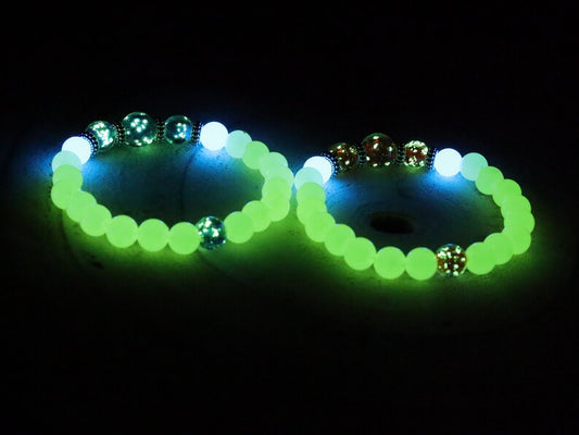 Glow in the dark - 2x bracelets glow in the dark green/ blue beads with amazing handcrafted red/ blue glow in the dark  lampwork beads.
