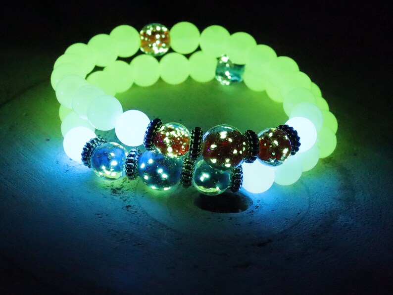 Glow in the dark - 2x bracelets glow in the dark green/ blue beads with amazing handcrafted red/ blue glow in the dark  lampwork beads.