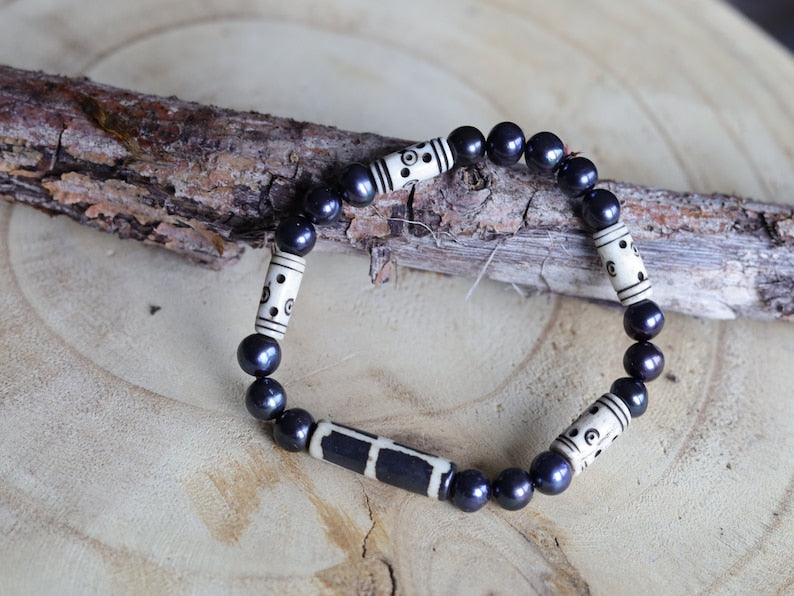 Tahitian Black Pearl Round Beads with Cream Tribal Tube Bone Beads. Bone gemstone jewelry. Haḍīāṁ Jewel winter Collection