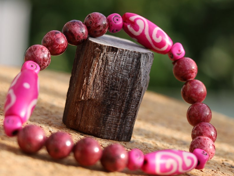 Rhodonite Beads bracelet with Fuschia Tumbling Dice. Bone gemstone jewelry. Haḍīāṁ Jewel winter Collection