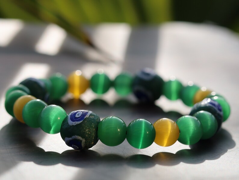 Trade beads jewelry. Green Cat Eye Beads, Round, 4x gold Cat Eye beads. With 4 fantastic Ghana powder Glass Trade Beads