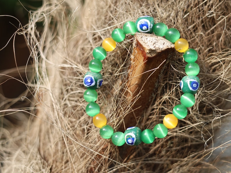 Trade beads jewelry. Green Cat Eye Beads, Round, 4x gold Cat Eye beads. With 4 fantastic Ghana powder Glass Trade Beads