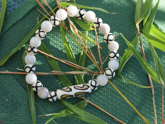 Stone White Crazy Agates Round  bracelet with Indian buffalo bones, a rare type colored in gold. Haḍīāṁ