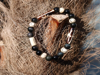 Obsidian Beads bracelet with Mixed cow bone from India . Suited for all kinds of occasions such as parties. Haḍīāṁ winter Collection