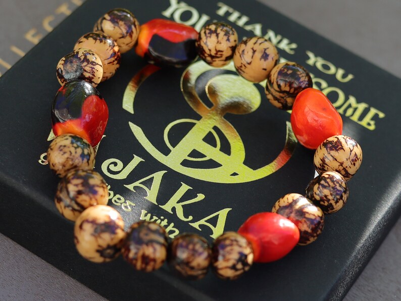 Unique Huayruro grande bracelet with Acai rajado beads. Beautiful seeds, but also because they are a good luck symbol.