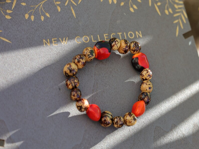 Unique Huayruro grande bracelet with Acai rajado beads. Beautiful seeds, but also because they are a good luck symbol.