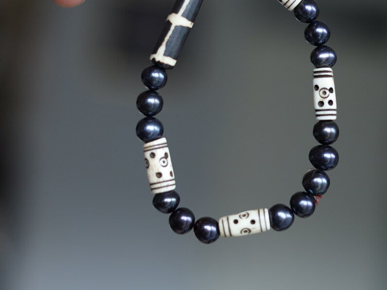 Tahitian Black Pearl Round Beads with Cream Tribal Tube Bone Beads. Bone gemstone jewelry. Haḍīāṁ Jewel winter Collection