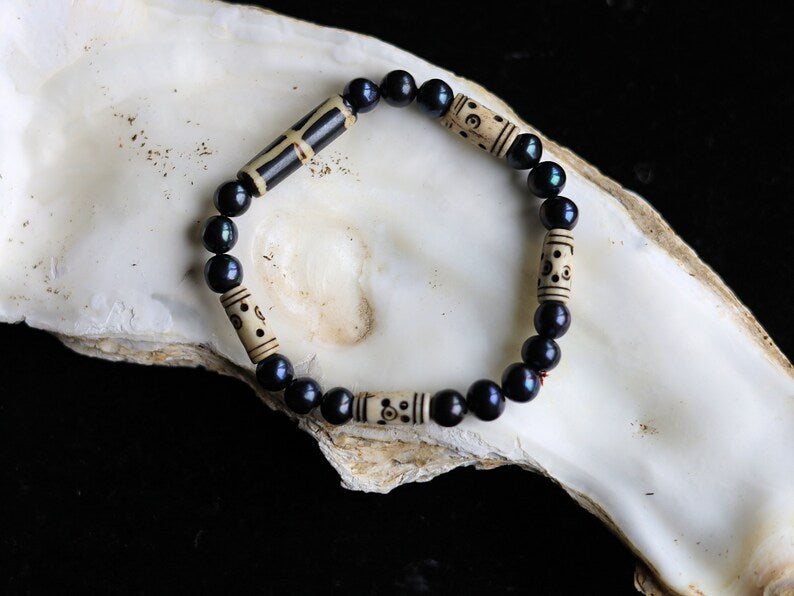 Tahitian Black Pearl Round Beads with Cream Tribal Tube Bone Beads. Bone gemstone jewelry. Haḍīāṁ Jewel winter Collection