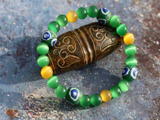 Trade beads jewelry. Green Cat Eye Beads, Round, 4x gold Cat Eye beads. With 4 fantastic Ghana powder Glass Trade Beads