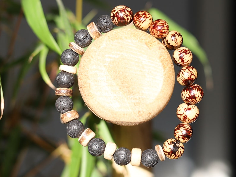 Muruci beaded bracelet. Also come from our purveyor the palm tree. Free offer gift wrapping with Wajakaa ECO jewelry box