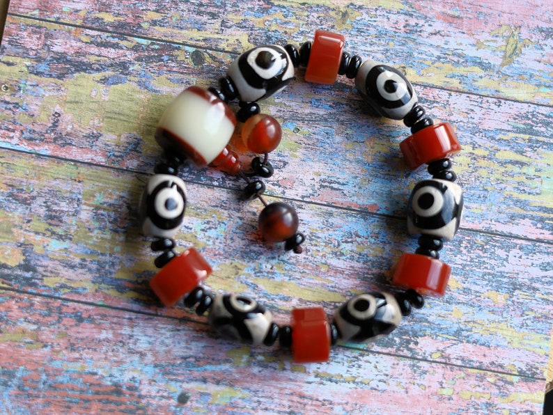 Tibetan DZI Beads Bracelet Old Agate 3 Eyes Beads Elastic Rope Hand String. Stabilize your energy and remove any obstacles