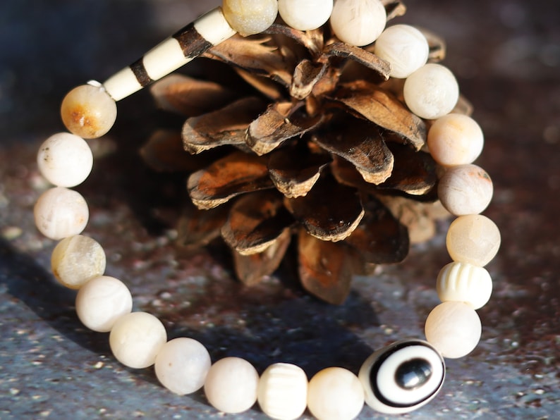 Natural Bamboo Leaf Agate Beaded bracelet with bone, Batik and glass bead. Lucky pearls! sweet and loving energy it stimulates the spirit