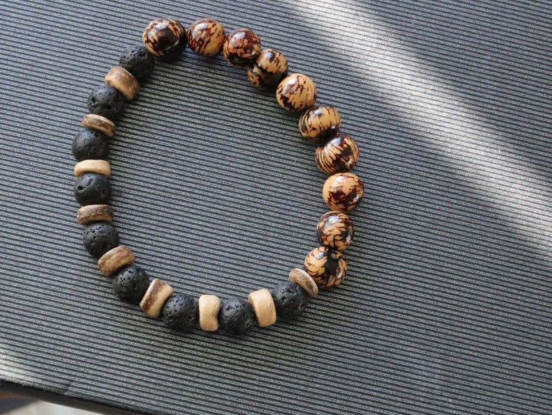 Muruci beaded bracelet. Also come from our purveyor the palm tree. Free offer gift wrapping with Wajakaa ECO jewelry box