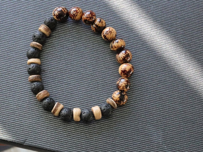 Muruci beaded bracelet. Also come from our purveyor the palm tree. Free offer gift wrapping with Wajakaa ECO jewelry box