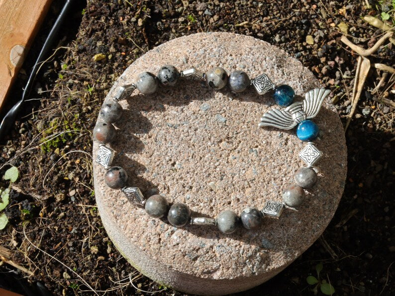 Flame Stone Beads Yooperlite with Silver bead standard with wings combined with 2x Blue Tiger Eye and Spacer Cube Square Diamond Diamond.