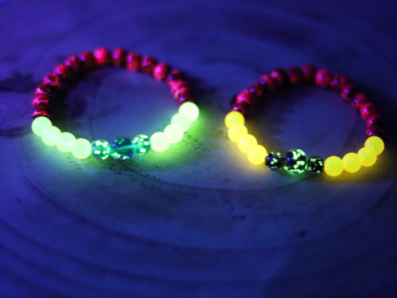 Glow in the dark - 2x bracelets glow in the orange/ green beads combined with amazing handcrafted glow in the dark lampwork beads.